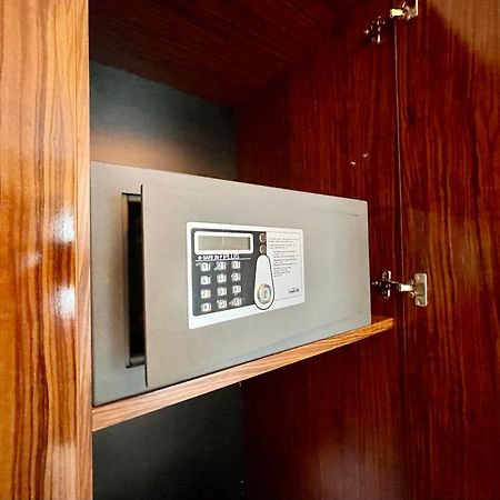Royal Studio Apartment With A Perfect View - Yamaluxe Bukarest Exteriör bild
