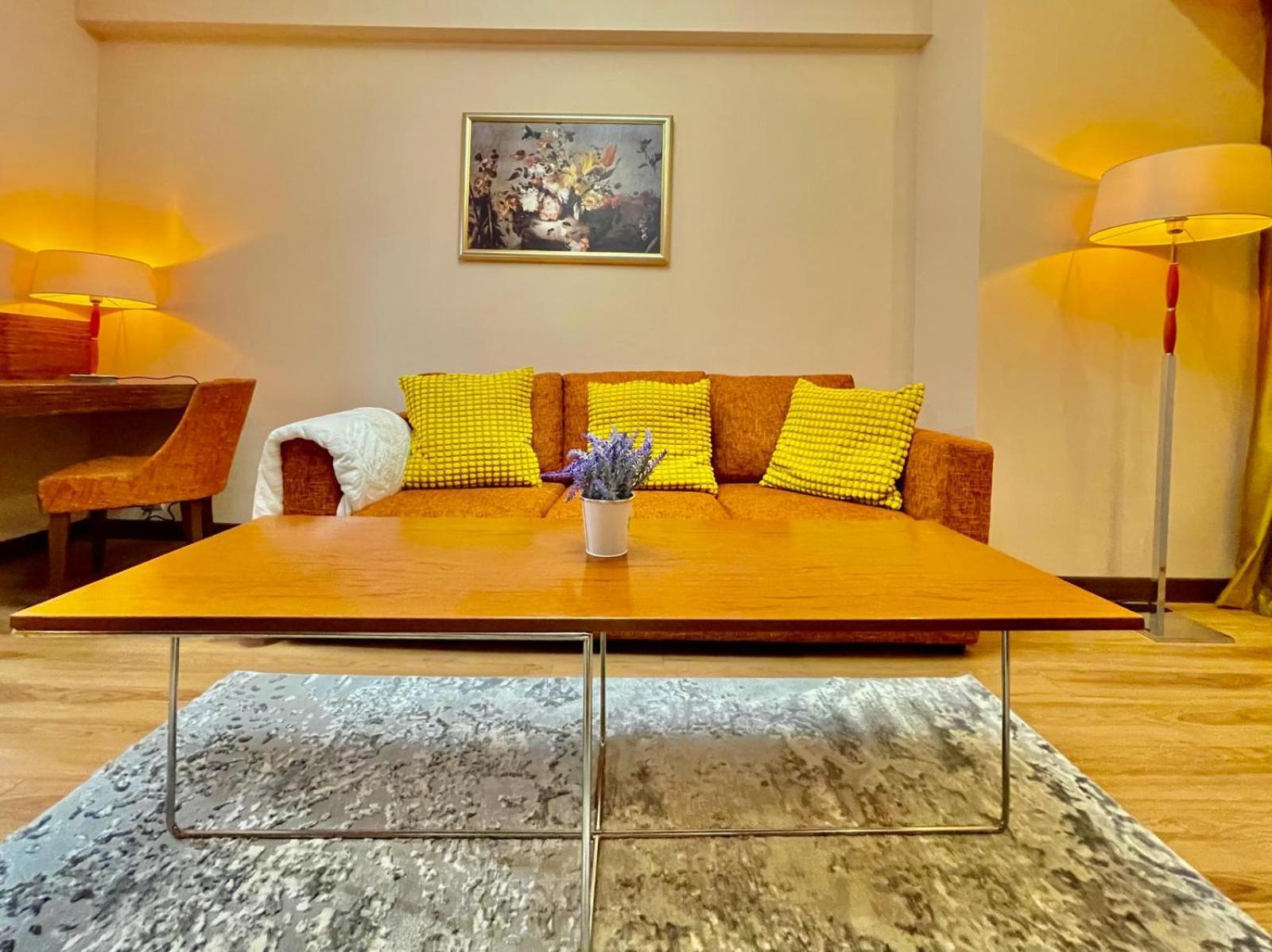 Royal Studio Apartment With A Perfect View - Yamaluxe Bukarest Exteriör bild