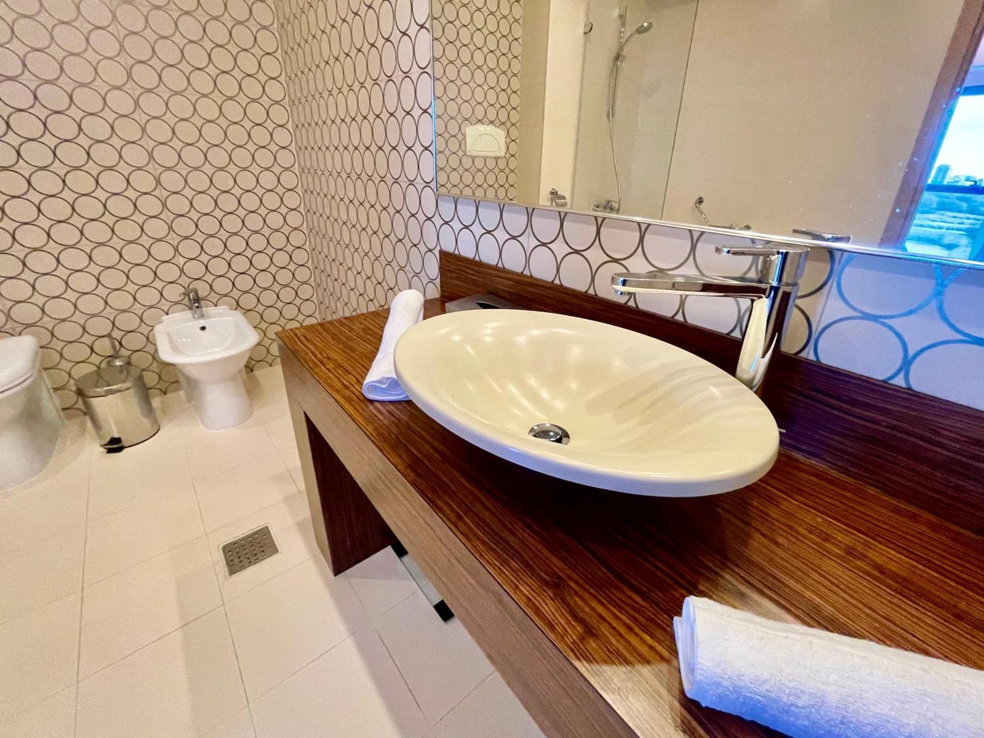 Royal Studio Apartment With A Perfect View - Yamaluxe Bukarest Exteriör bild